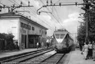 ALe 883 sconosciuta e rimorchi